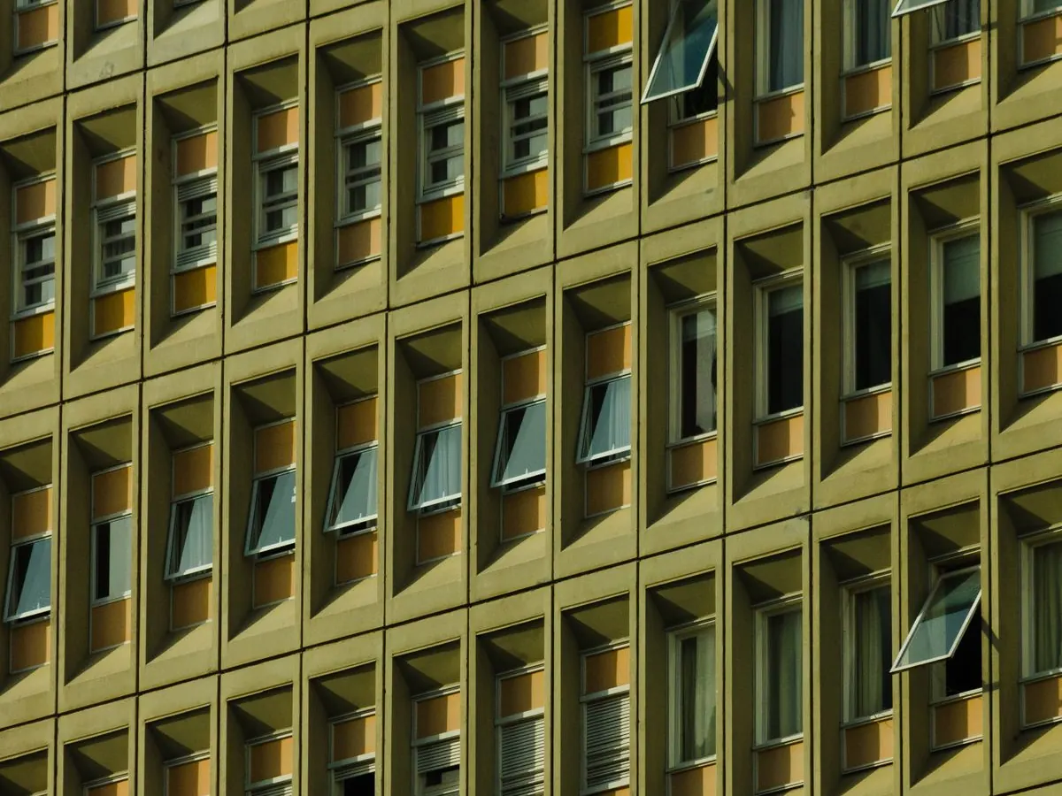 Fachada de edifício comercial com janelas em sequência