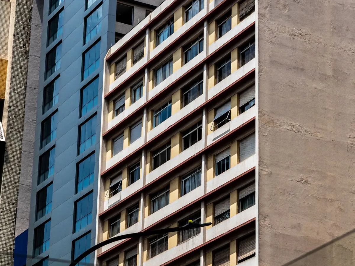 Prédios comerciais e residenciais em área urbana brasileira